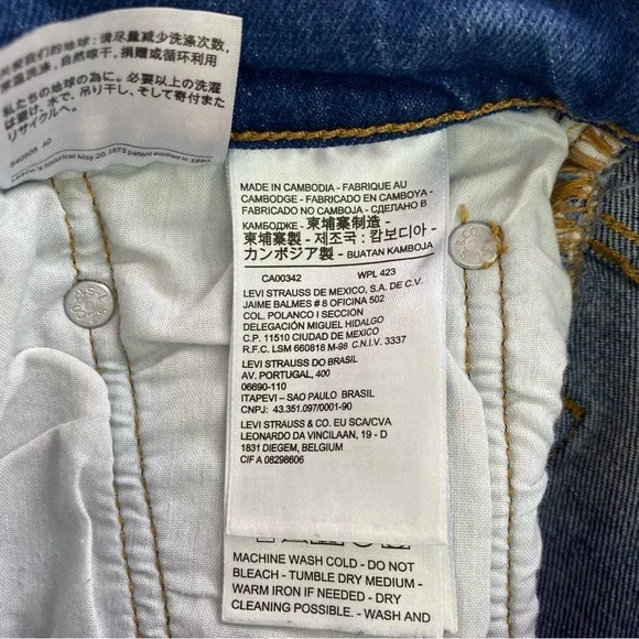 Levi 501 Cut Off Shorts - Picture 7 of 8